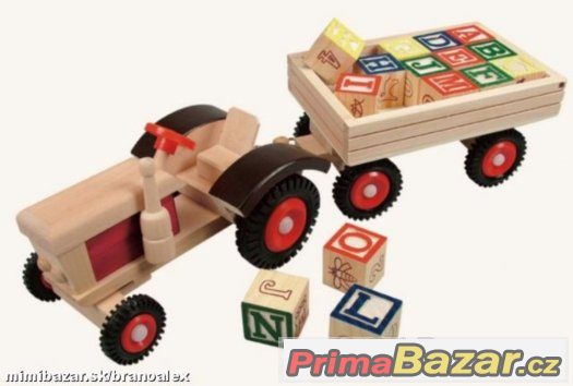 Traktor s gumovými koly a vlečkou písmenka – fotografie 1