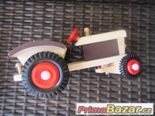 Traktor s gumovými koly a vlečkou písmenka – fotografie 4