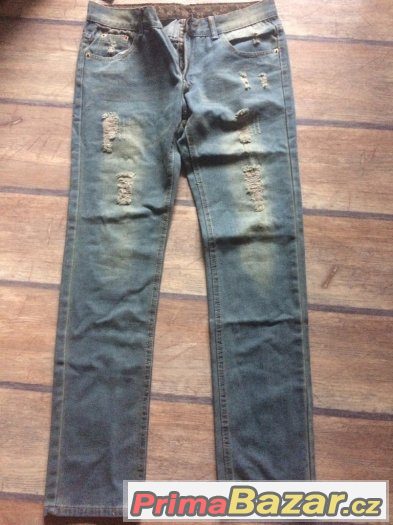 Nové potrhané jeans – fotografie 2