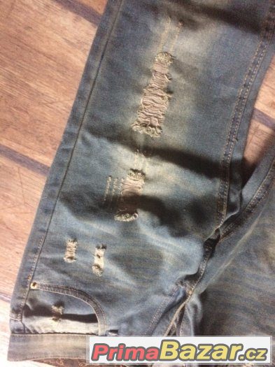 Nové potrhané jeans – fotografie 3