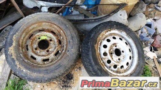 Pneu i s diskem na frézu nebo starší vozidlo. – fotografie 2
