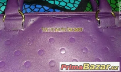 Fialová kabelka VS