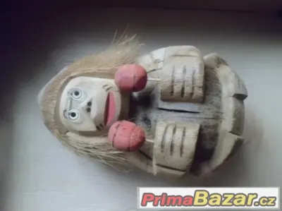 retro opičák vyřezaný z obr ořechu jako kasička