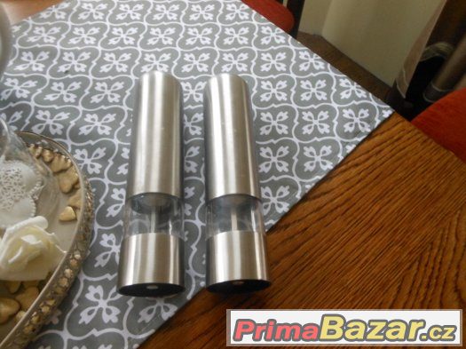 2x MLÝNEK ELEKTRICKÝ-NEREZ-NA PEPŘ,SŮL apod.,praktické – fotografie 4