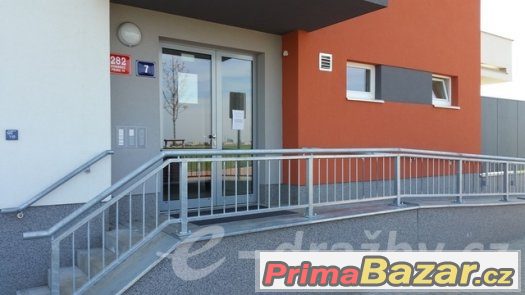 Byt 2+kk (66 m2) v OV, s předzahrádkou, garážovým stáním a s – fotografie 1