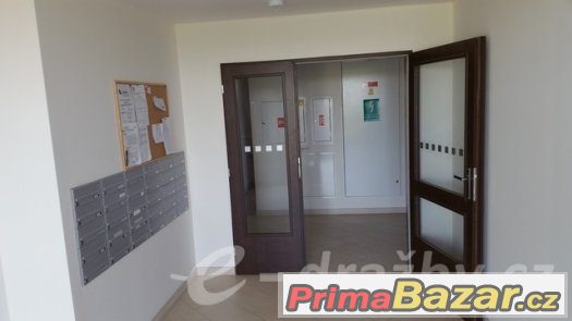 Byt 2+kk (66 m2) v OV, s předzahrádkou, garážovým stáním a s – fotografie 2