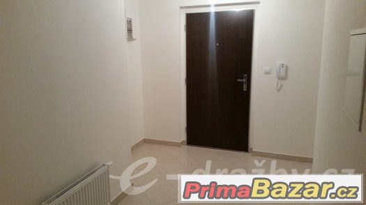 Byt 2+kk (66 m2) v OV, s předzahrádkou, garážovým stáním a s – fotografie 4