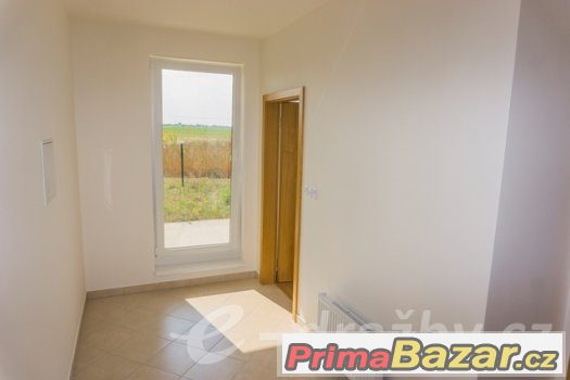 Byt 2+kk (66 m2) v OV, s předzahrádkou, garážovým stáním a s – fotografie 5