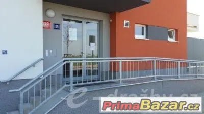 Byt 2+kk (66 m2) v OV, s předzahrádkou, garážovým stáním a s