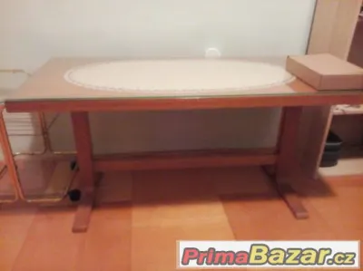 Stůl Holešov k lehčí renovaci horní desky. Světlý.