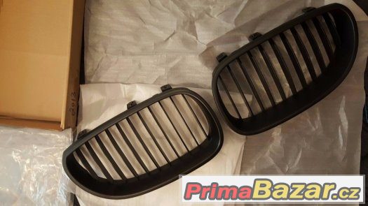Ledvinky / Maska na BMW e60 / e61 černý mat – fotografie 1
