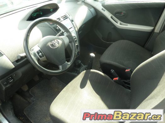 TOYOTA YARIS 1,0 VVT-i 51 KW R.V.2006..5 DVEŘÍ..KLIMA – fotografie 4