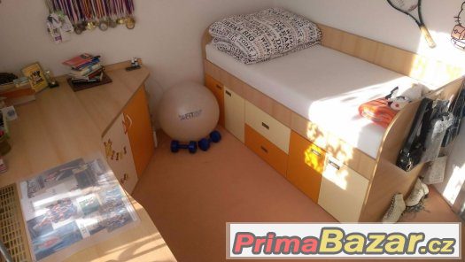 Dětská postel a stůl – fotografie 1