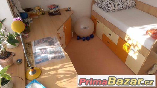 Dětská postel a stůl – fotografie 4