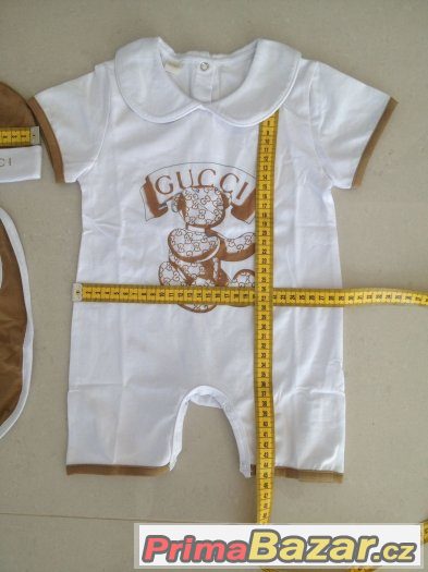 Letní body Gucci s čepičkou a bryndáčkem. – fotografie 3