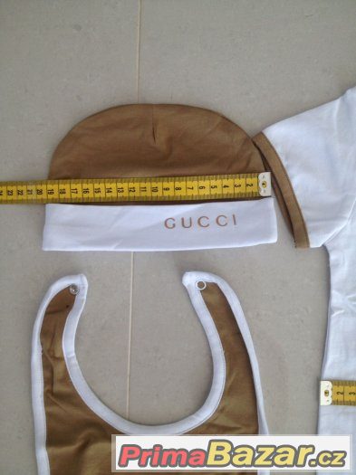 Letní body Gucci s čepičkou a bryndáčkem. – fotografie 4