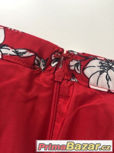 Červená mini sukně s bílo-černými květy Forever 21 – fotografie 4