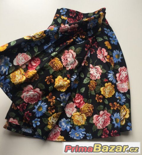 Černá mini sukně s barevnými květy Forever 21 – fotografie 2