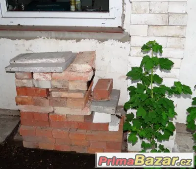 Prodám pěkné a čisté bílé a červené cihly, celkem 100 ks