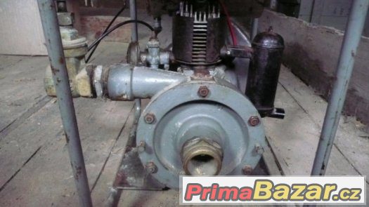 Spalovací motor s čerpadlem – fotografie 3