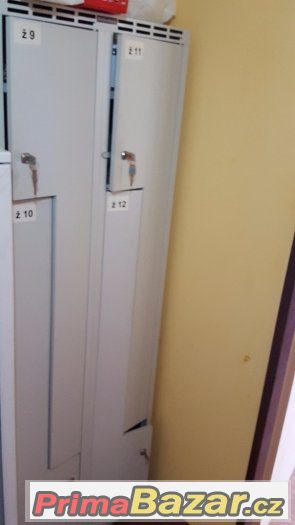 šPlechová šatní skříňka – fotografie 1