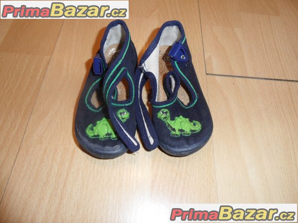 Bačkory s dinosaurem