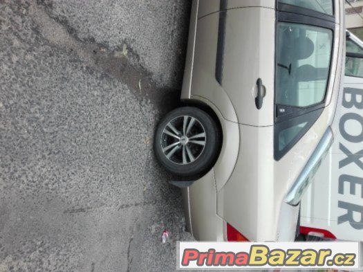 Ford Focus sedan GHIA 1999 – fotografie 3