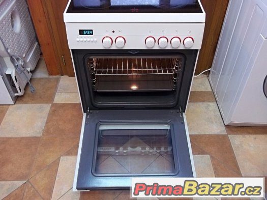 Sporák sklokeramický BOSCH šíře 60 cm horkovzduch – fotografie 4