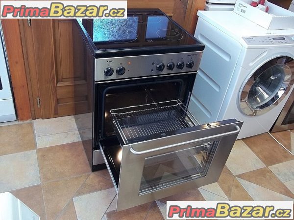 Sporák sklokeramický AEG šíře 60 cm vyjížděcí horkovzduch