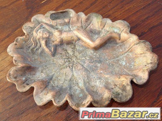 Starý měděný popelník s ležící ženou - 18 cm – fotografie 1