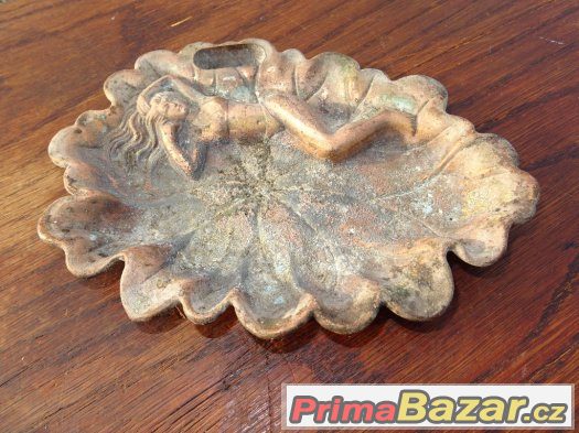 Starý měděný popelník s ležící ženou - 18 cm – fotografie 2
