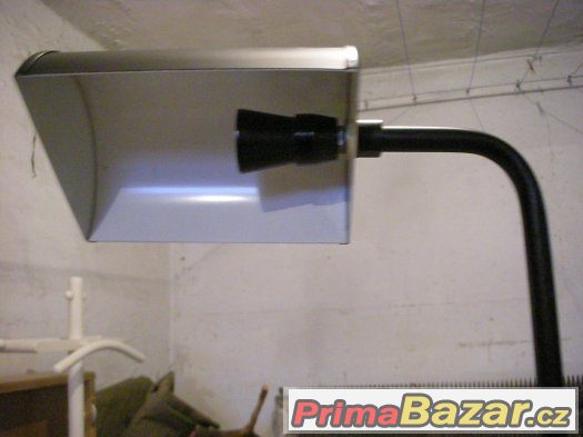 PRODÁM FUNKČNÍ ČERNOU POKOJOVOU STOJACÍ LAMPU – fotografie 5
