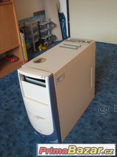 PC skříň bílá – fotografie 2