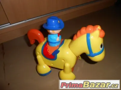 chodící a řehtající koníček