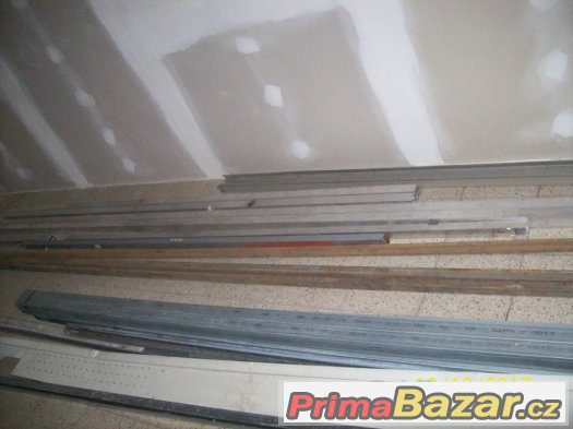 Hliníkové profily 50 x 50, 70 x 70 mm, celkem cca 25m délky. – fotografie 2