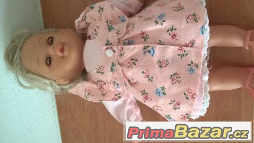 Panenka s dlouhými vlasy – fotografie 1