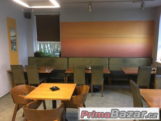 Interiér stylové restaurace na prodej - stoly, židle světla. – fotografie 2