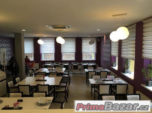 Interiér stylové restaurace na prodej - stoly, židle, světla – fotografie 2