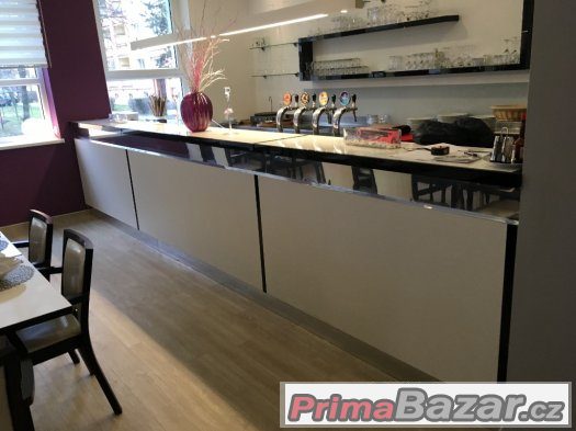 Interiér stylové restaurace na prodej - stoly, židle, světla – fotografie 3