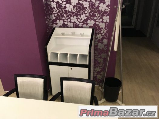 Interiér stylové restaurace na prodej - židle, stoly, nerez – fotografie 3