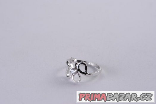 ZLATÝ PRSTEN S DIAMANTEM – fotografie 1