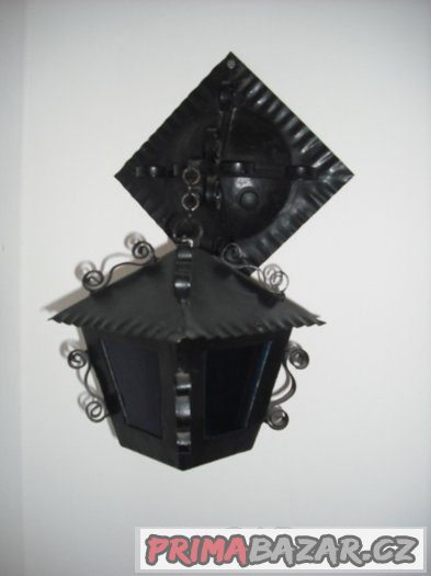 Závěsná  lampička s barevným pro sklením stran – fotografie 1