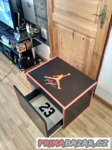 Botník Jordan, Nike a jiné 60x90x60 – fotografie 1