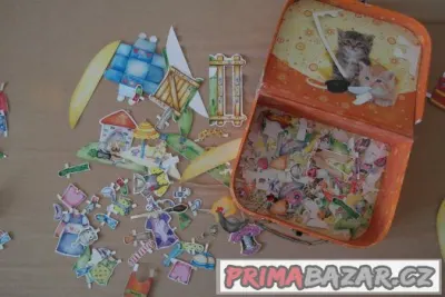kufřík plný papírových oblékacích panenek a zvířátek