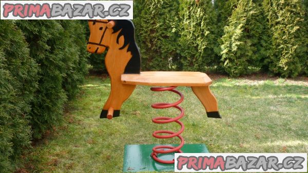 Zahradní houpačka, koník, zebra, lev