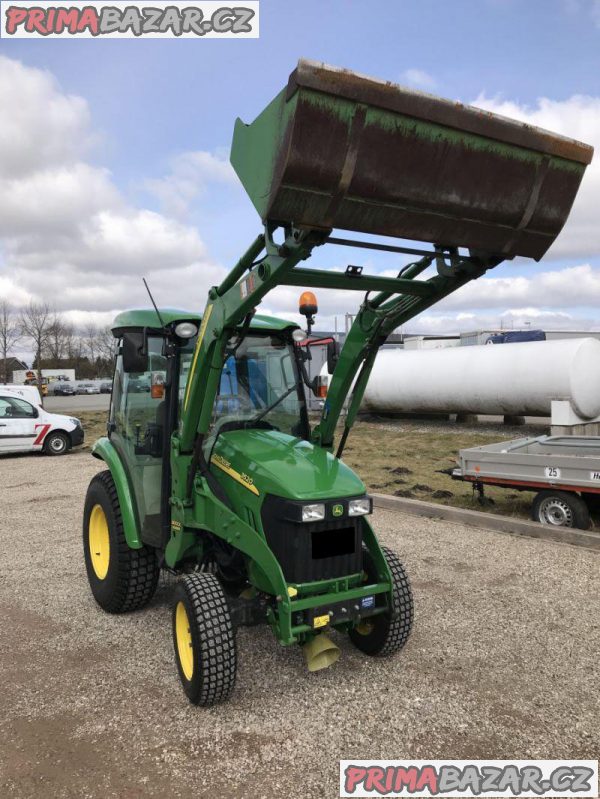 John Deere 3520 traktor s čelním nakladačem a příslušenstvím