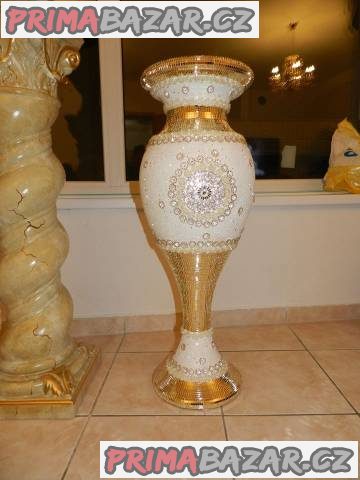 Sochy busty na vysokém podstavci a vázy – fotografie 4