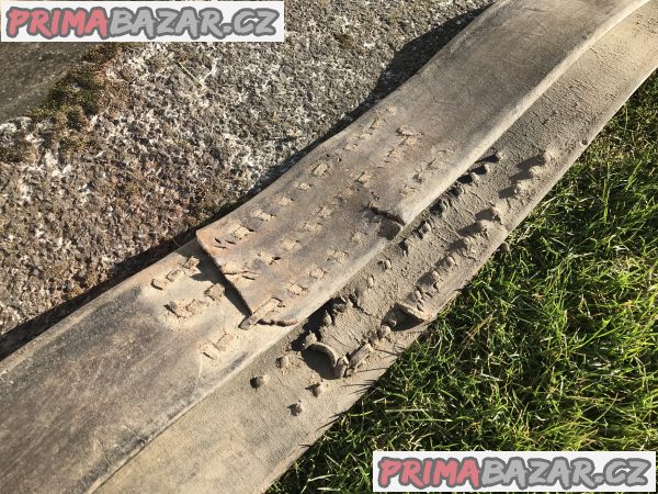 Plochý hnací kožený řemen k řemenici stabilního motoru – fotografie 3