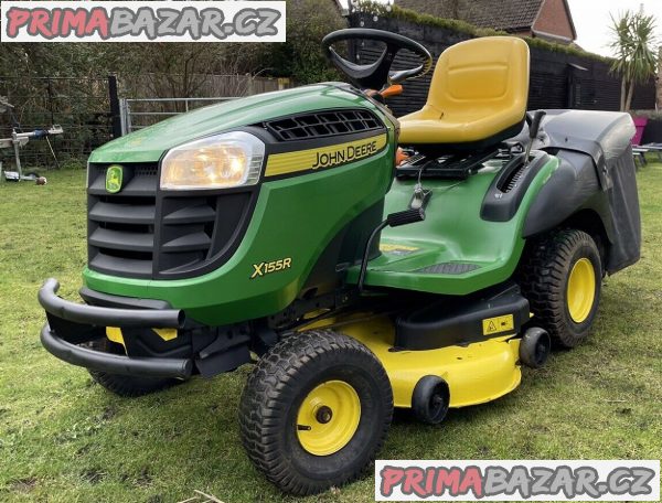 John deere X155R jezdí na sekačce na trávu – fotografie 1