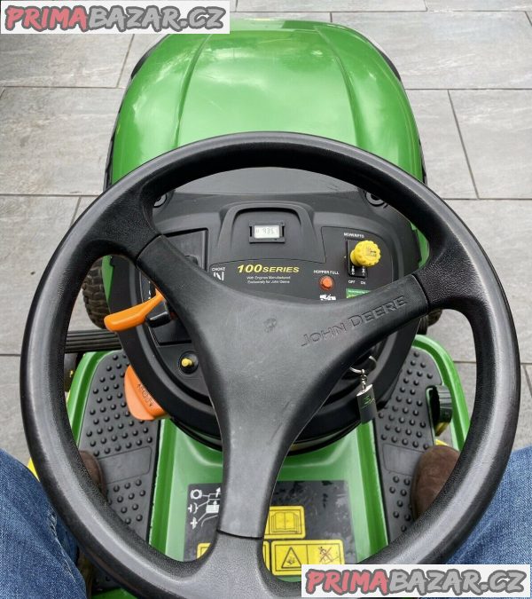 John deere X155R jezdí na sekačce na trávu – fotografie 3